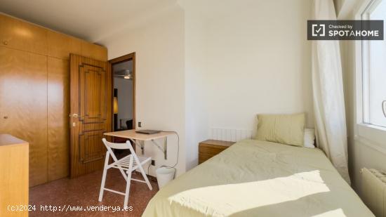 Se alquilan habitaciones en un apartamento de 3 dormitorios en Les Corts - BARCELONA