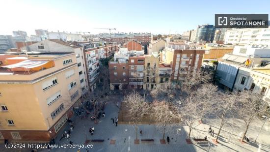 Se alquilan habitaciones en un apartamento de 3 dormitorios en Les Corts - BARCELONA