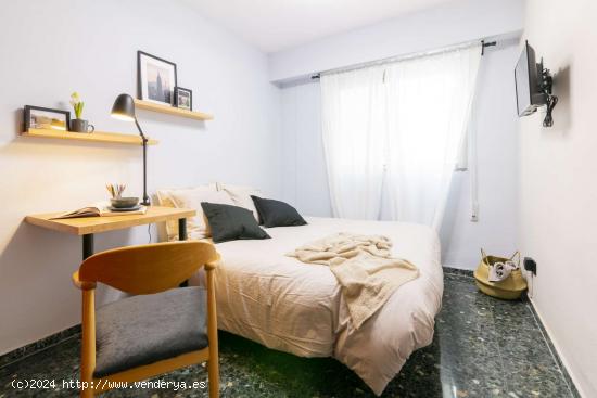 Se alquilan habitaciones en un apartamento de 5 dormitorios en L'Eixample - VALENCIA