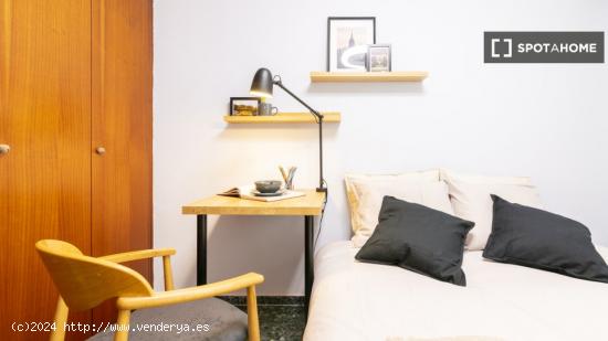 Se alquilan habitaciones en un apartamento de 5 dormitorios en L'Eixample - VALENCIA