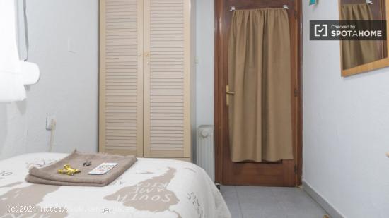 Se alquila habitación en apartamento de 3 dormitorios en Carabanchel - MADRID