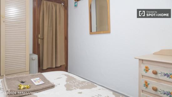 Se alquila habitación en apartamento de 3 dormitorios en Carabanchel - MADRID