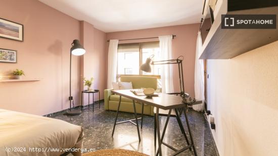 Se alquilan habitaciones en un apartamento de 5 dormitorios en L'Eixample - VALENCIA