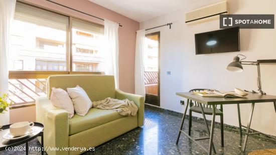 Se alquilan habitaciones en un apartamento de 5 dormitorios en L'Eixample - VALENCIA