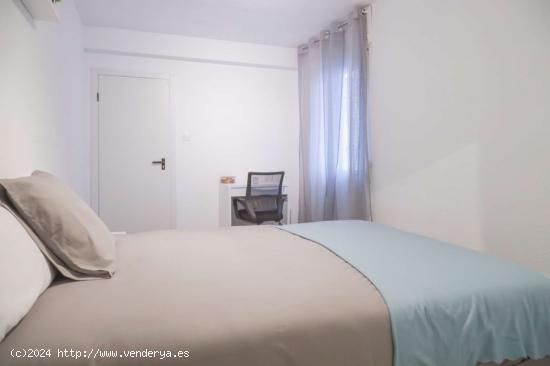 Habitaciones para alquilar en apartamento de 5 dormitorios en Madrid - MADRID