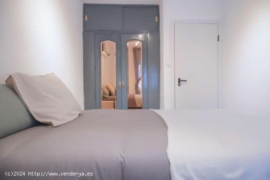 Habitaciones para alquilar en apartamento de 5 dormitorios en Madrid - MADRID