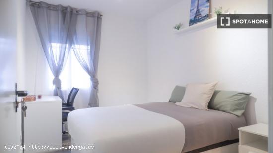 Habitaciones para alquilar en apartamento de 5 dormitorios en Madrid - MADRID