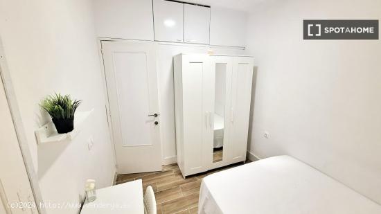 Habitación en piso compartido en L'Hospitalet de Llobregat. - BARCELONA