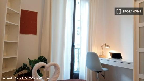 Se alquila habitación en piso de 1 dormitorio en Madrid - MADRID