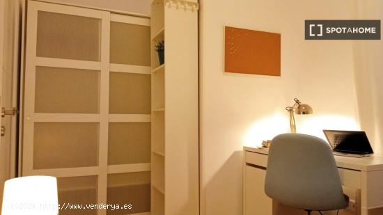 Se alquila habitación en piso de 1 dormitorio en Madrid - MADRID