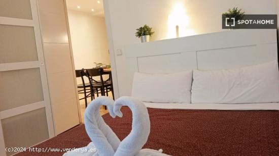 Se alquila habitación en piso de 1 dormitorio en Madrid - MADRID