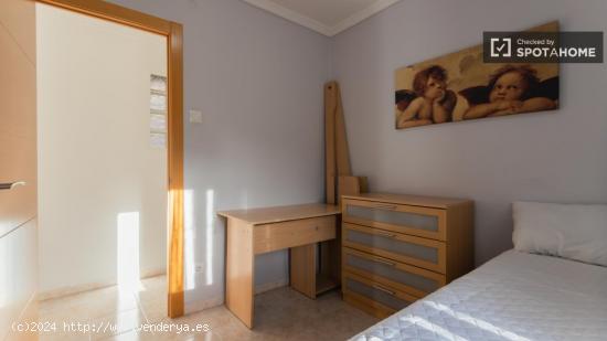 Se alquila habitación en piso de 3 dormitorios en Burjassot - VALENCIA