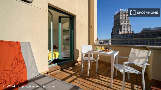 Se alquilan habitaciones en apartamento de 1 dormitorio en L'Eixample - BARCELONA