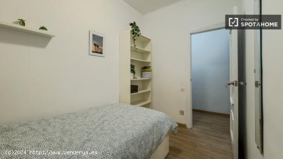 Se alquila habitación en piso de 5 dormitorios en Eixample - BARCELONA