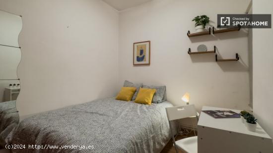 Se alquila habitación en piso de 5 dormitorios en Eixample - BARCELONA