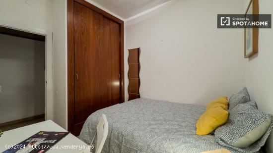 Se alquila habitación en piso de 5 dormitorios en Eixample - BARCELONA