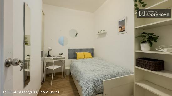 Se alquila habitación en piso de 5 dormitorios en Eixample - BARCELONA