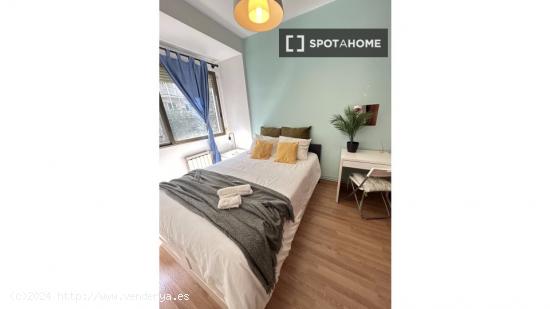 Se alquila habitación en piso de 5 dormitorios en Eixample - BARCELONA