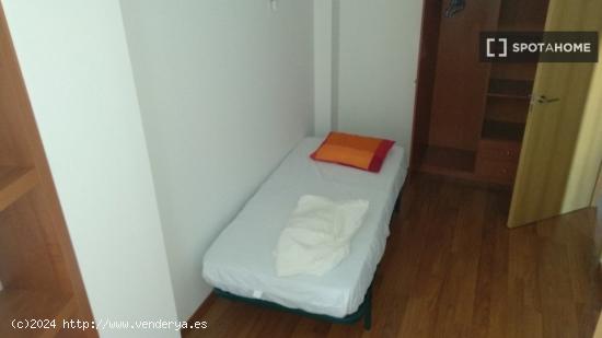 Habitación en piso compartido en barcelona. - BARCELONA