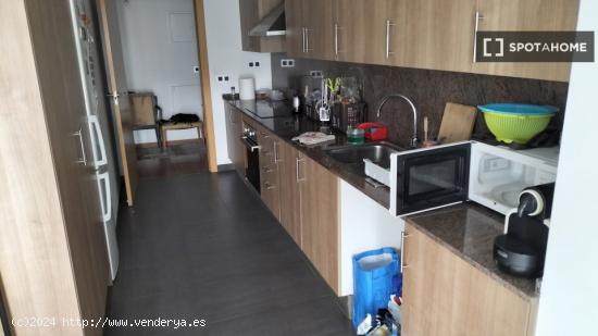 Habitación en piso compartido en barcelona. - BARCELONA