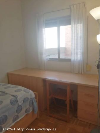 Se alquila habitación en apartamento de 3 dormitorios en Usera - MADRID