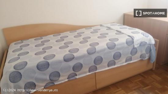 Se alquila habitación en apartamento de 3 dormitorios en Usera - MADRID