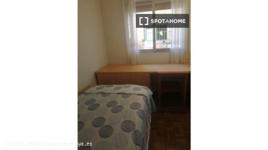 Se alquila habitación en apartamento de 3 dormitorios en Usera - MADRID