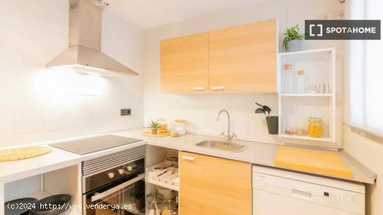 Se alquilan habitaciones en un apartamento de 5 dormitorios en L'Eixample - VALENCIA