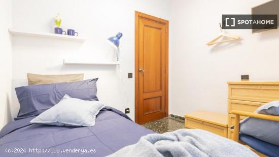 Se alquilan habitaciones en un apartamento de 5 dormitorios en L'Eixample - VALENCIA