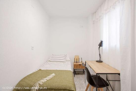 Se alquila habitación en piso compartido en Valencia - VALENCIA