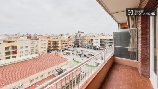 Se alquilan habitaciones en piso de 5 habitaciones en L'Hospitalet De Llobregat - BARCELONA