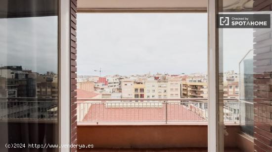 Se alquilan habitaciones en piso de 5 habitaciones en L'Hospitalet De Llobregat - BARCELONA