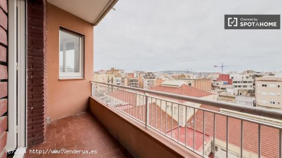 Se alquilan habitaciones en piso de 5 habitaciones en L'Hospitalet De Llobregat - BARCELONA