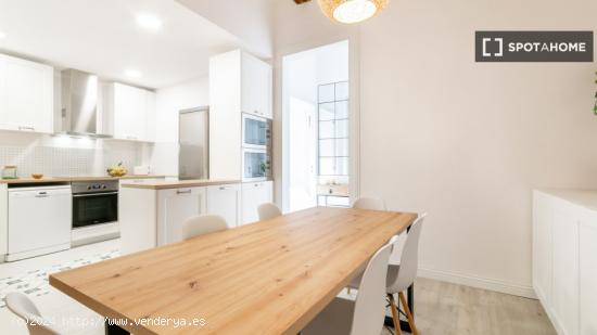 Se alquila habitación en piso compartido de 5 habitaciones en Barcelona - BARCELONA