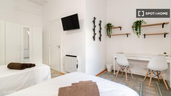 Se alquila habitación en piso compartido de 5 habitaciones en Barcelona - BARCELONA