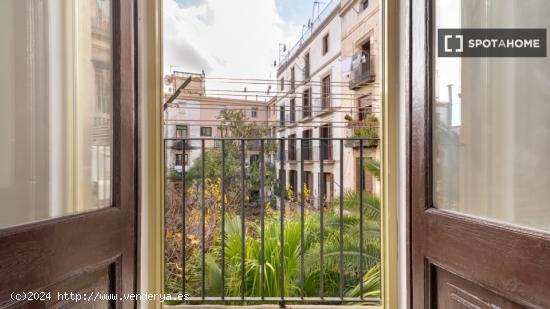 Se alquila habitación en piso compartido de 5 habitaciones en Barcelona - BARCELONA