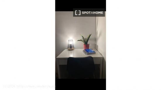 Habitación en piso compartido en barcelona. - BARCELONA