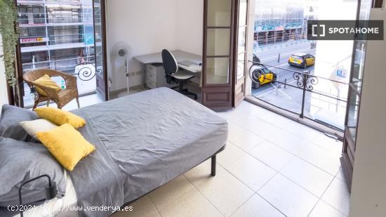 Se alquila habitación en piso de 7 habitaciones en Barcelona - BARCELONA