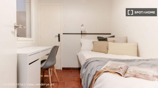 Habitaciones en alquiler en piso de 6 habitaciones en Sarrià-Sant Gervasi - BARCELONA