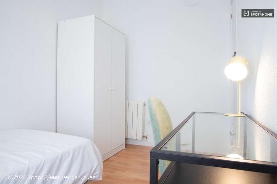 Habitaciones para alquilar en apartamento de 3 dormitorios en Carabanchel - MADRID