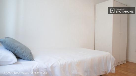 Habitaciones para alquilar en apartamento de 3 dormitorios en Carabanchel - MADRID