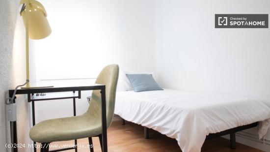 Habitaciones para alquilar en apartamento de 3 dormitorios en Carabanchel - MADRID