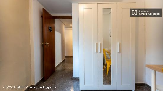 Se alquila habitación en piso de 4 habitaciones en Xirivella, Valencia - VALENCIA