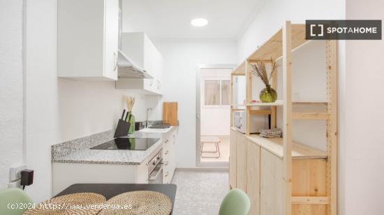 Se alquila habitación en piso compartido en Valencia - VALENCIA