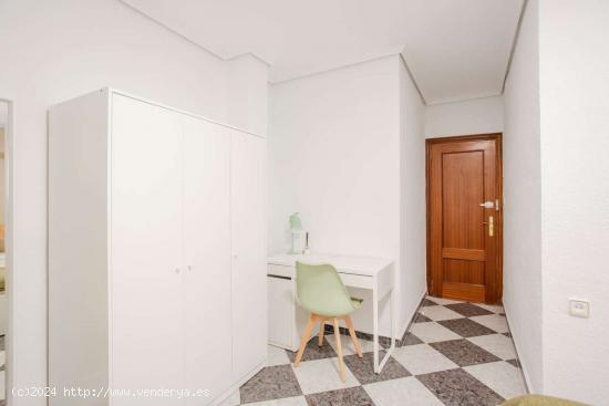 Se alquila habitación en piso compartido en Valencia - VALENCIA