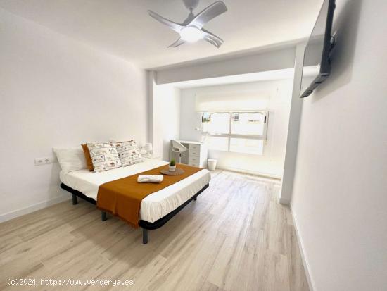 Amplia habitación con cama doble en apartamento de 5 dormitorios en Algiros, València - VALENCIA