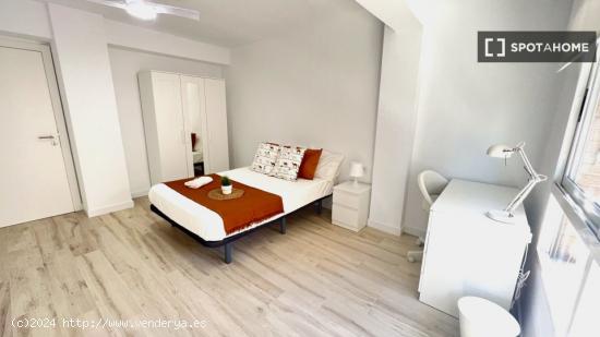 Amplia habitación con cama doble en apartamento de 5 dormitorios en Algiros, València - VALENCIA