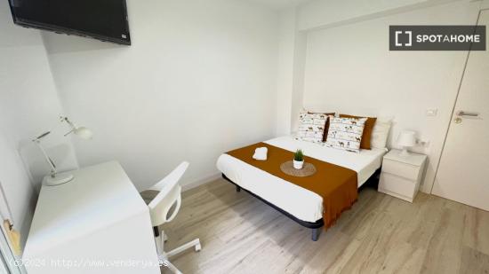 Habitación con cama doble y balcón en apartamento de 5 dormitorios en Algiros, València - VALENCI