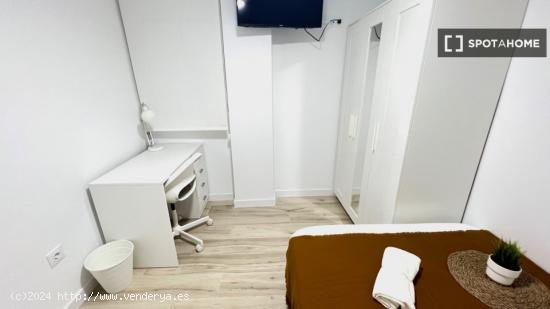 Acogedora habitación con cama individual en apartamento de 5 dormitorios en Algiros, València - VA