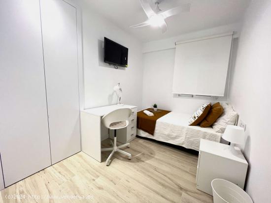 Acogedora habitación con cama individual en apartamento de 5 dormitorios en Algiros, València - VA